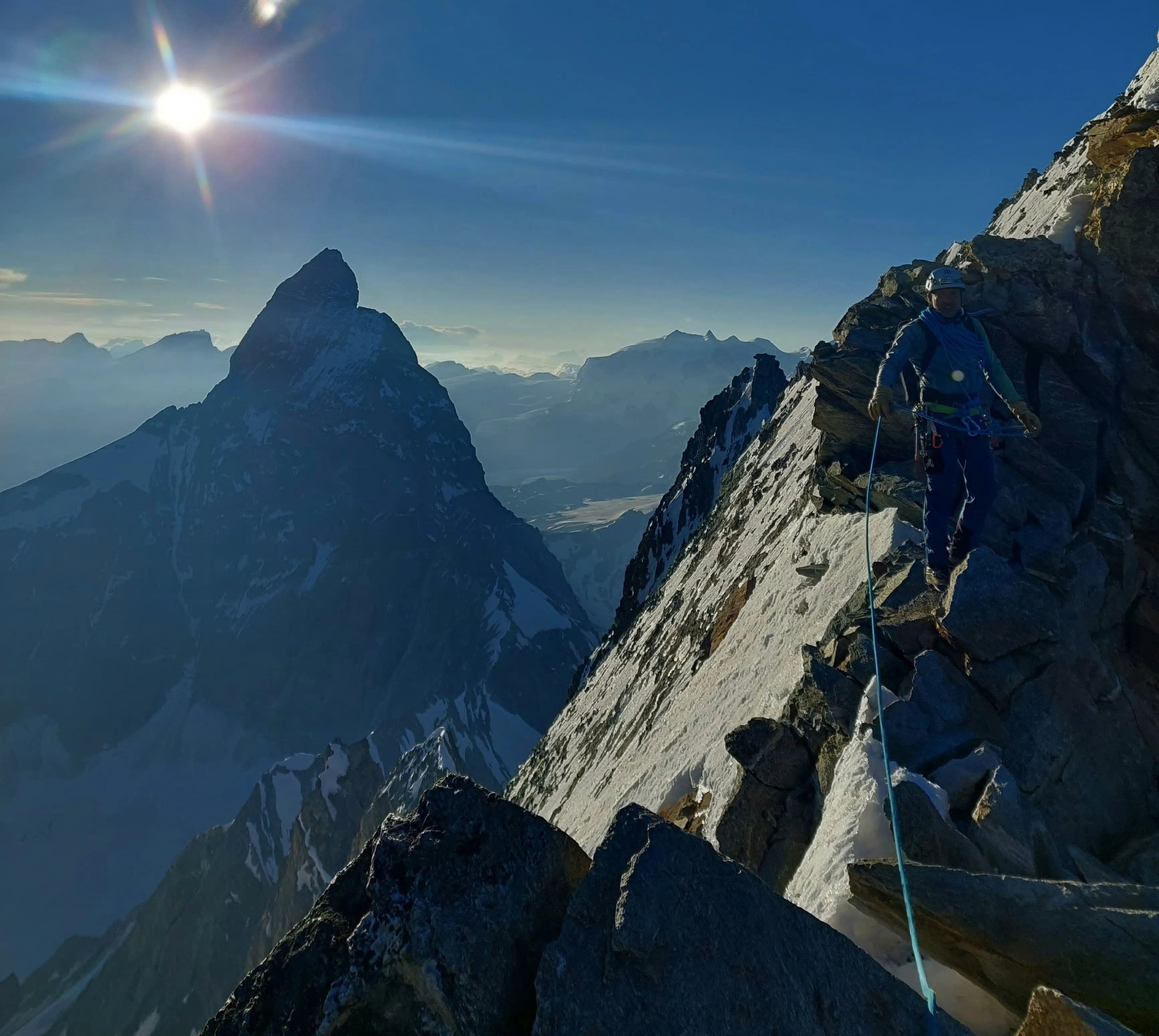 Cordée en course mixte sur un sommet alpin