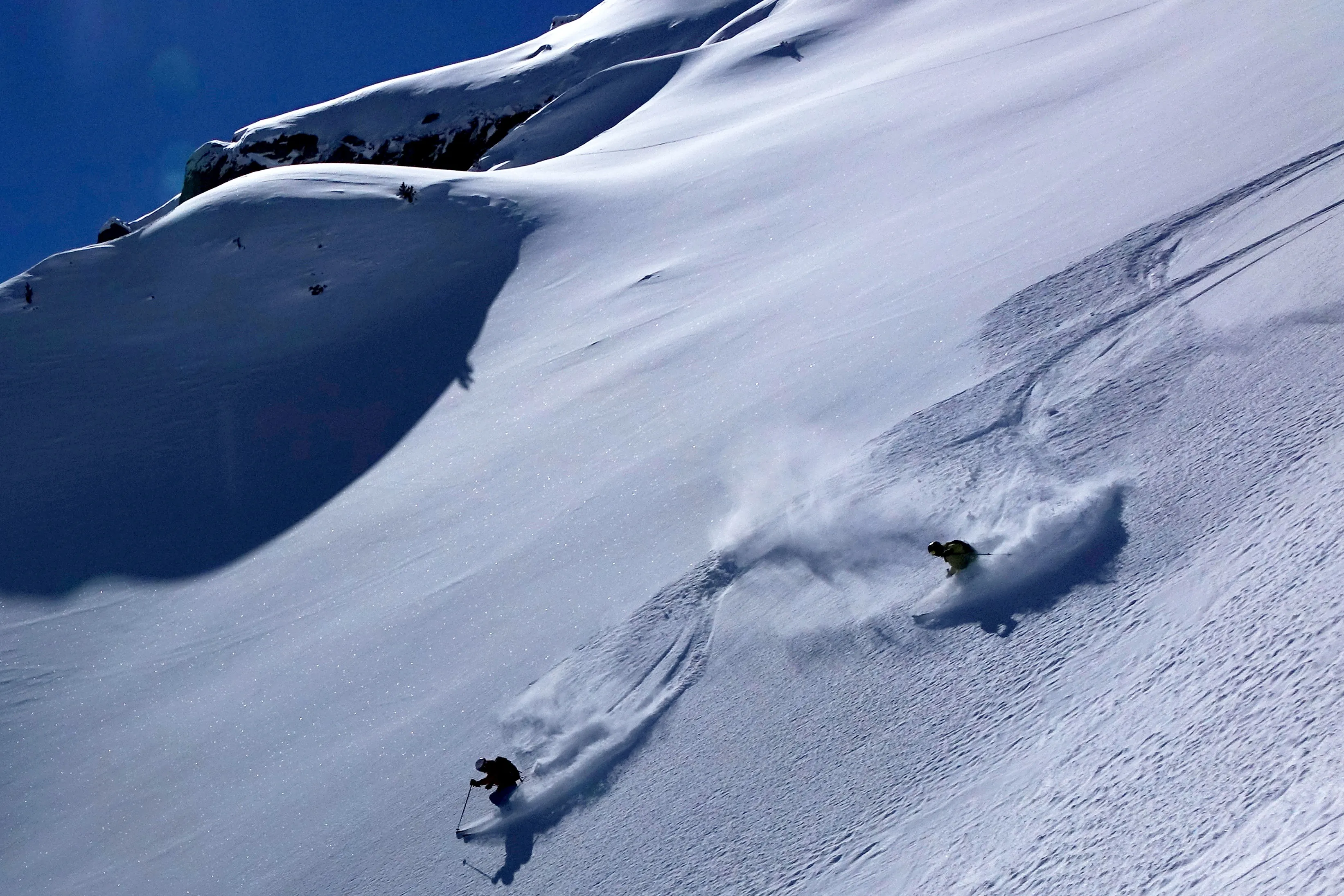 Skieur freeride en hors-piste dans la poudreuse
