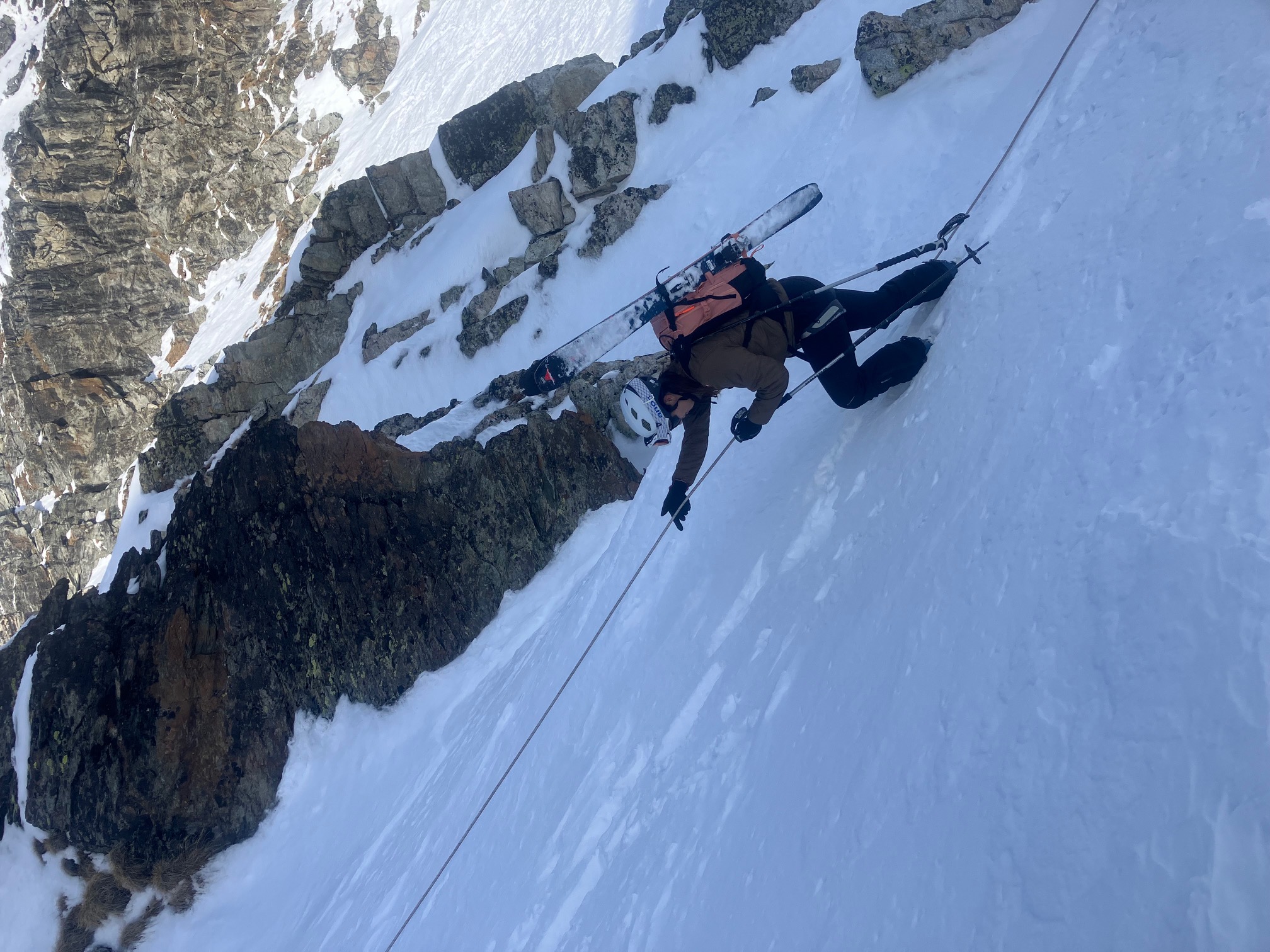 Progression sur corde fixe skis sur le dos